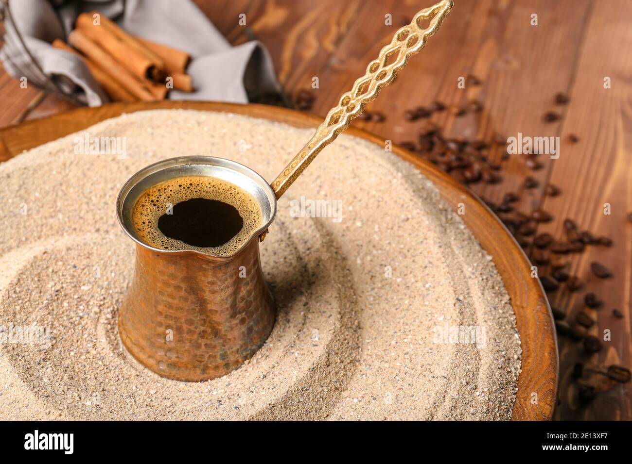 Caffè turco cotto in sabbia su un tavolo di legno Foto stock - Alamy