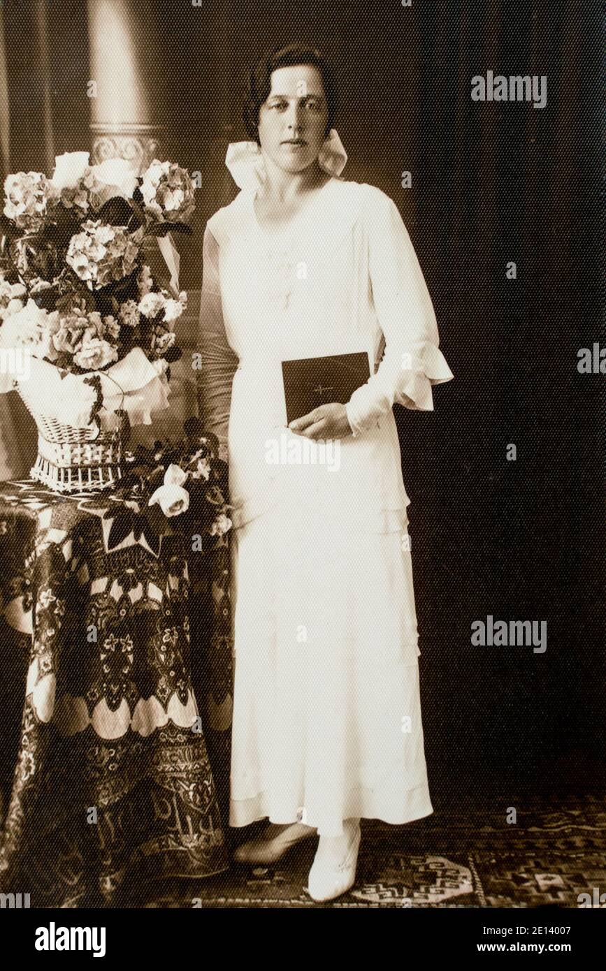 Germania - CIRCA 1920: Foto a corpo pieno di giovani donne con bibbia in studio Vintage carte de Viste epoca edoardiana Foto Stock