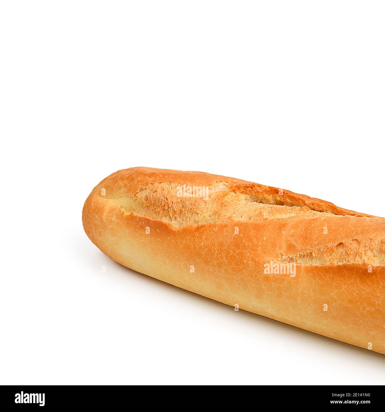 Pagnotta baguette fresca lunga su sfondo bianco, isolata con ombra. Layout, mockup, layout per inserimento in collage e pubblicità. Foto Stock