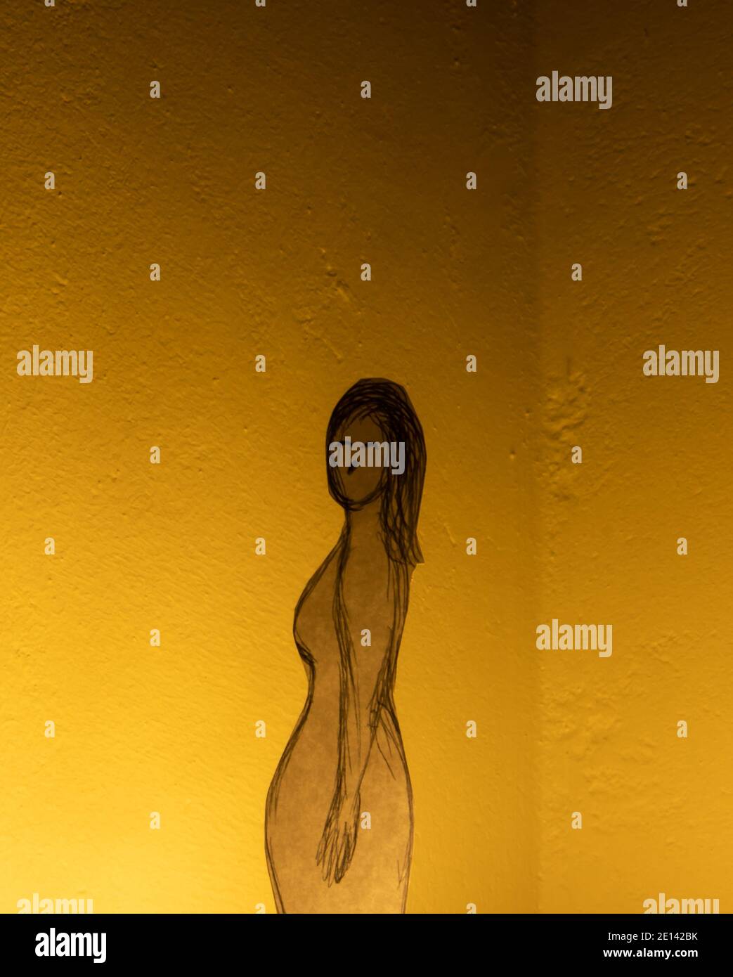 Cape Town, Sudafrica - 03/04/2020 bambola di carta donna con occhi dolci sorridenti. Foto Stock