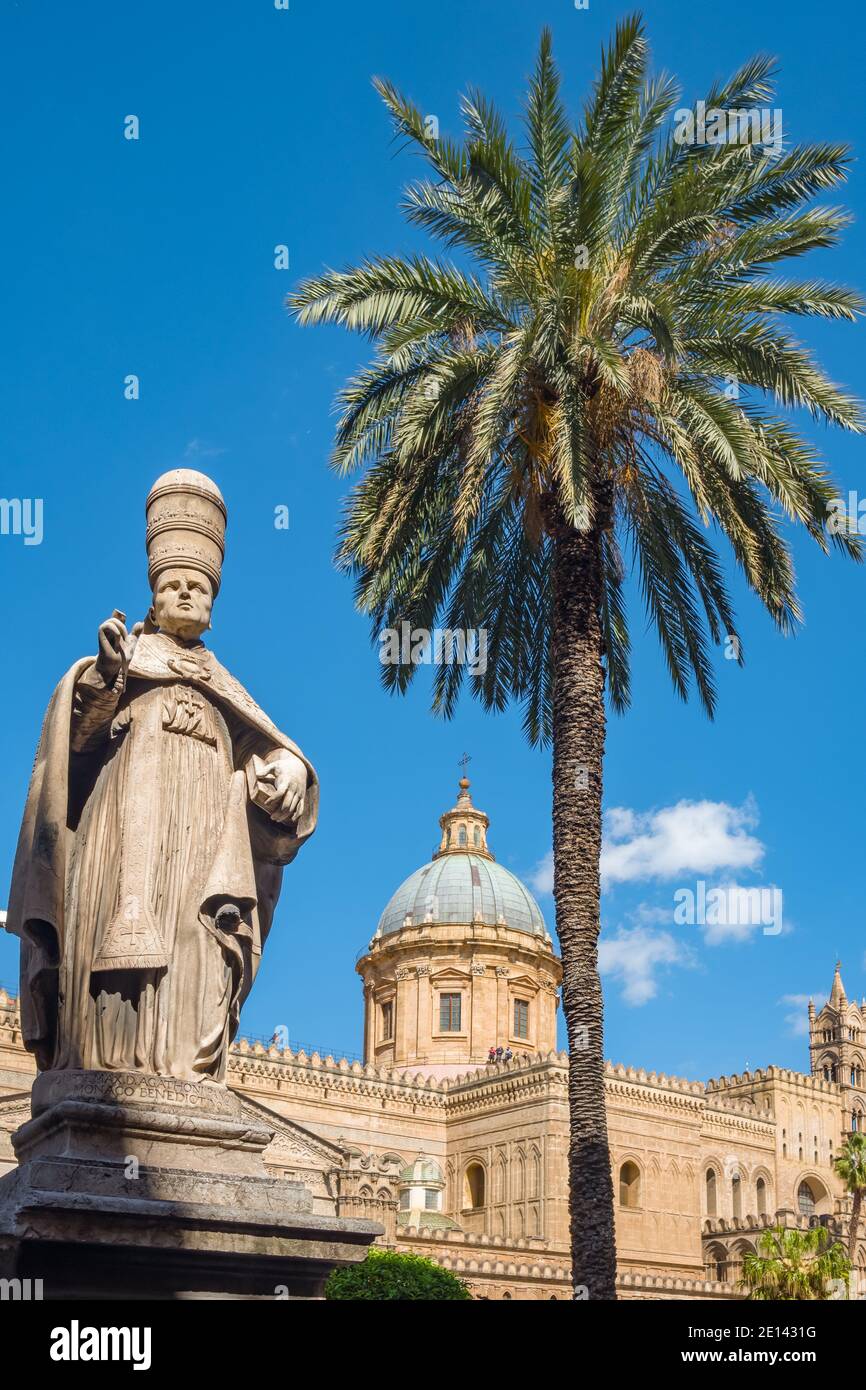 Scultura di fronte al Duomo di Palermo Duomo di Palermo, Sicilia, Italia. Foto Stock