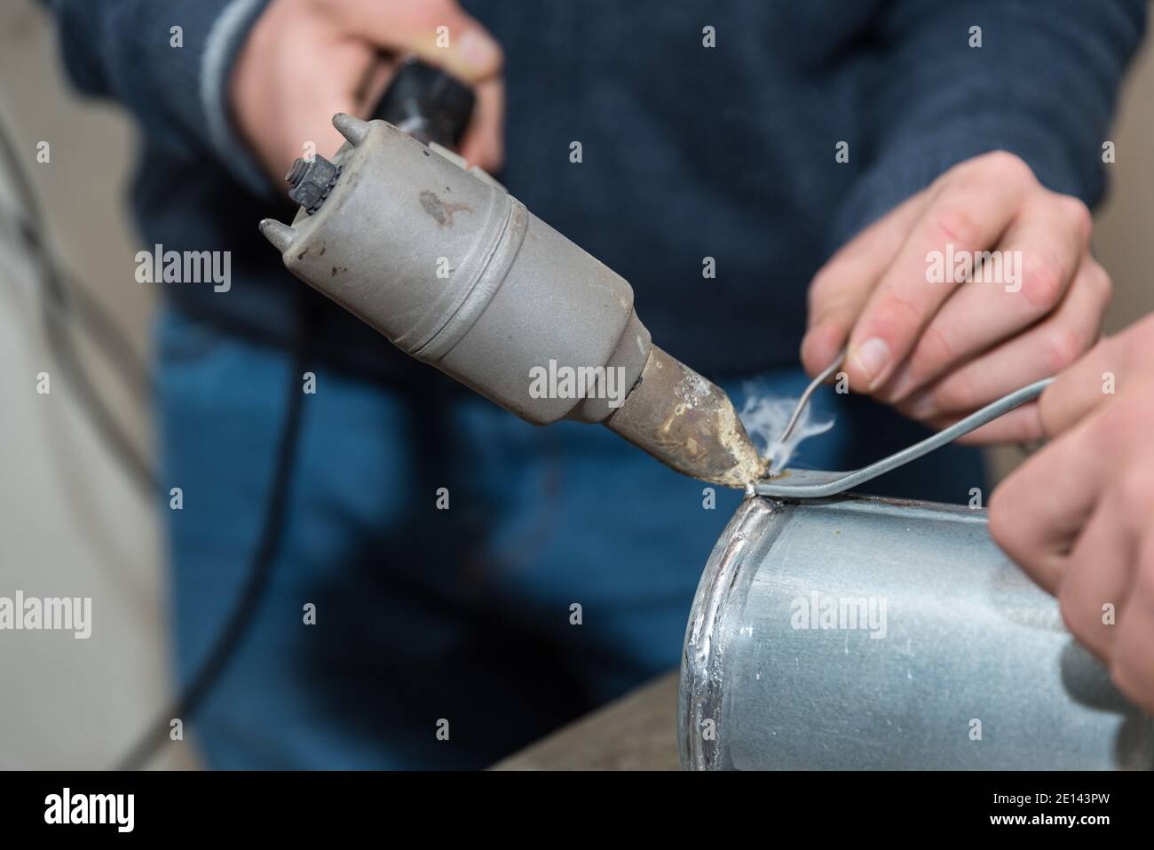 Collegare le parti metalliche mediante saldatura con saldatore e saldatore Filo Foto Stock