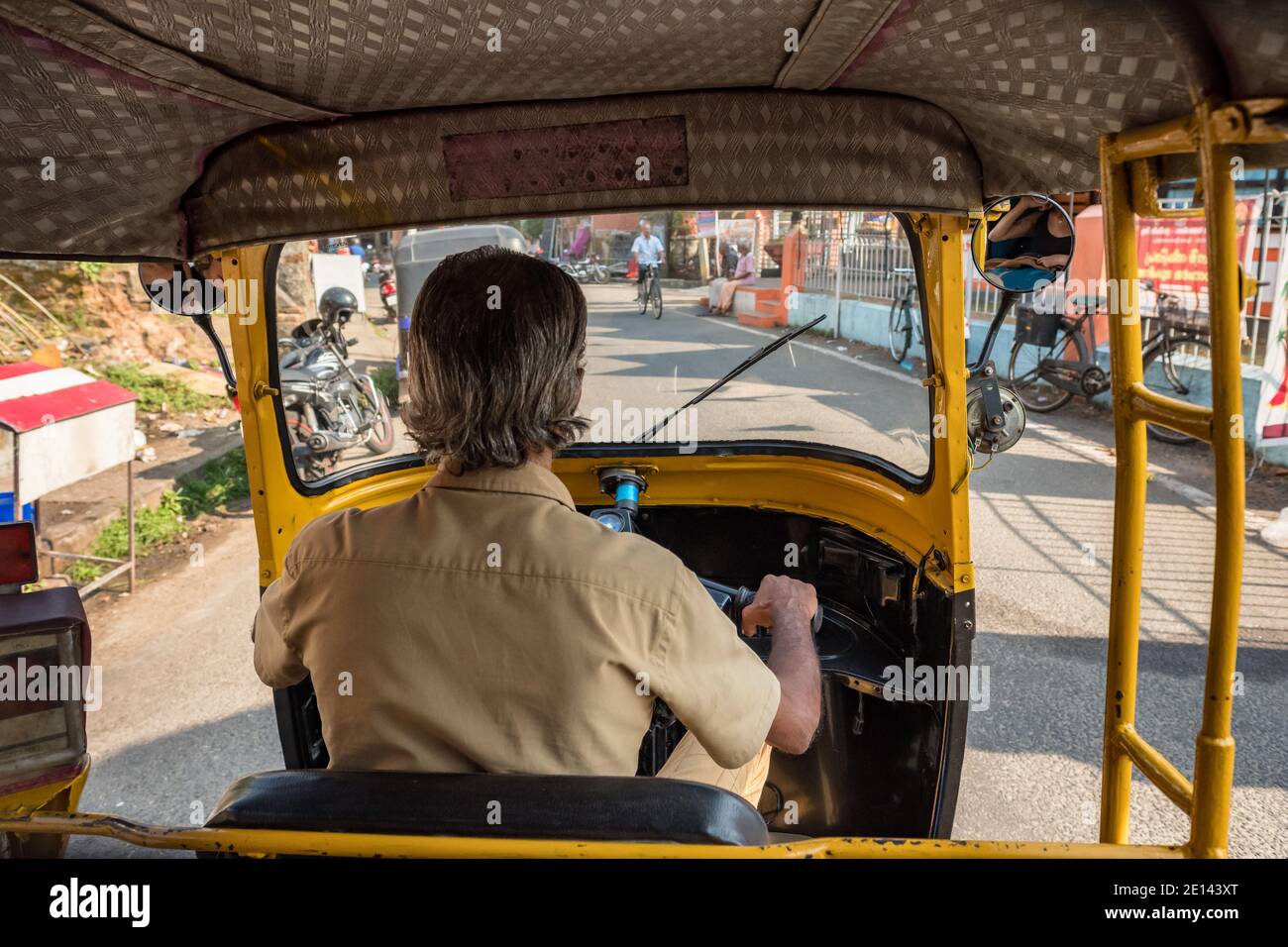 Vista dall'interno di un risciò automatico nello stato del Kerala, India Foto Stock