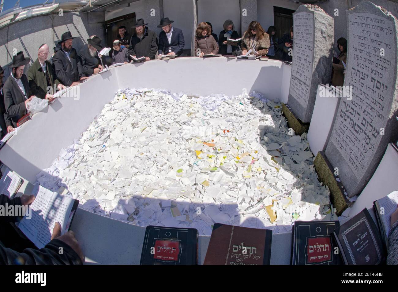 Gli uomini e le donne ebree ortodossi recitano preghiere e salmi personali all'Ohel, il luogo di sepoltura degli ultimi due Lubravitcher Rebbes. A Cambria Heights, New York Foto Stock