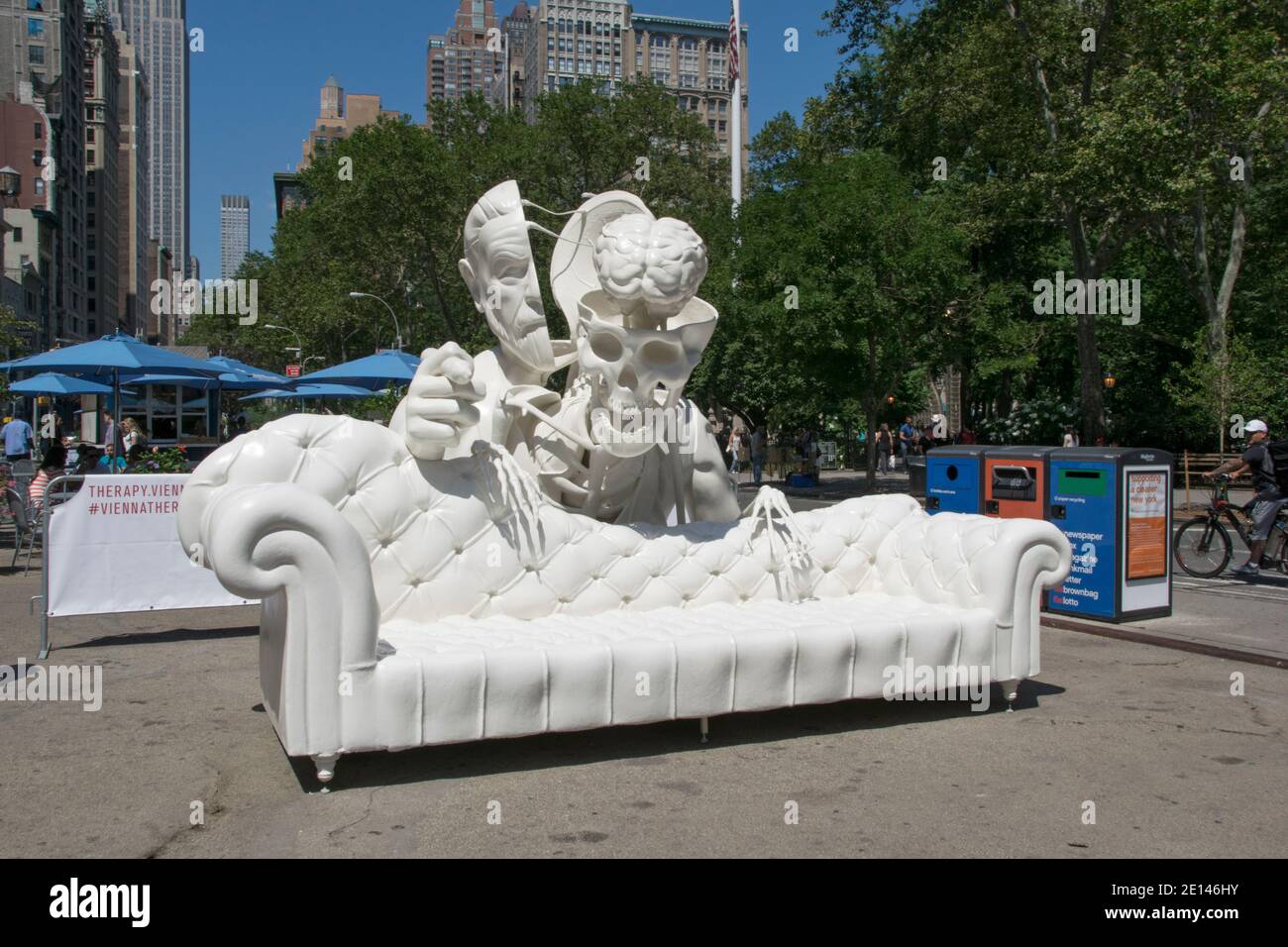 La statua di Sigmund Freud, alta 10 metri, è stata dissecata in mostra sulla 23rd Street a Manhattan nel quartiere di Flatiron. Foto Stock