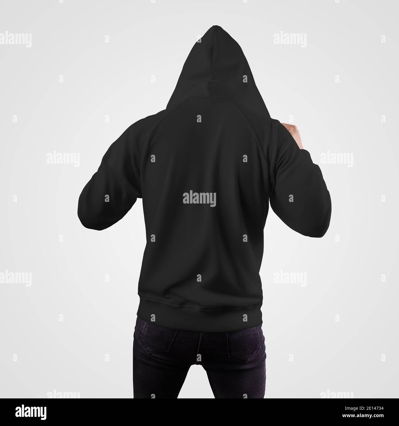 Modello felpa nera su cappuccio, felpa con cappuccio, vista posteriore,  isolato su sfondo bianco. Mockup di abbigliamento uomo di marca per il  design pr Foto stock - Alamy