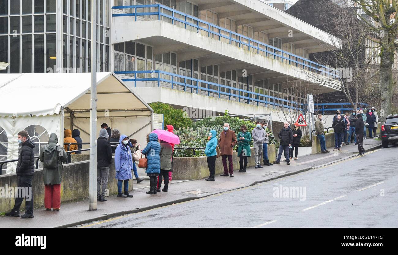 Brighton UK 4 gennaio 2021 - personale NHS e lavoratori essenziali in coda per ricevere i loro Pfizer e BioNTech COVID-19 vaccinazioni presso Brighton & Sussex University Hospitals NHS Trust in Abbey Road Brighton . : Credit Simon Dack / Alamy Live News Foto Stock