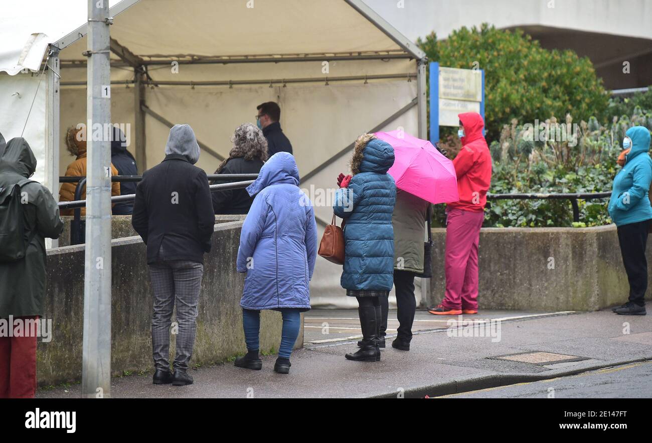 Brighton UK 4 gennaio 2021 - personale NHS e lavoratori essenziali in coda per ricevere i loro Pfizer e BioNTech COVID-19 vaccinazioni presso Brighton & Sussex University Hospitals NHS Trust in Abbey Road Brighton . : Credit Simon Dack / Alamy Live News Foto Stock