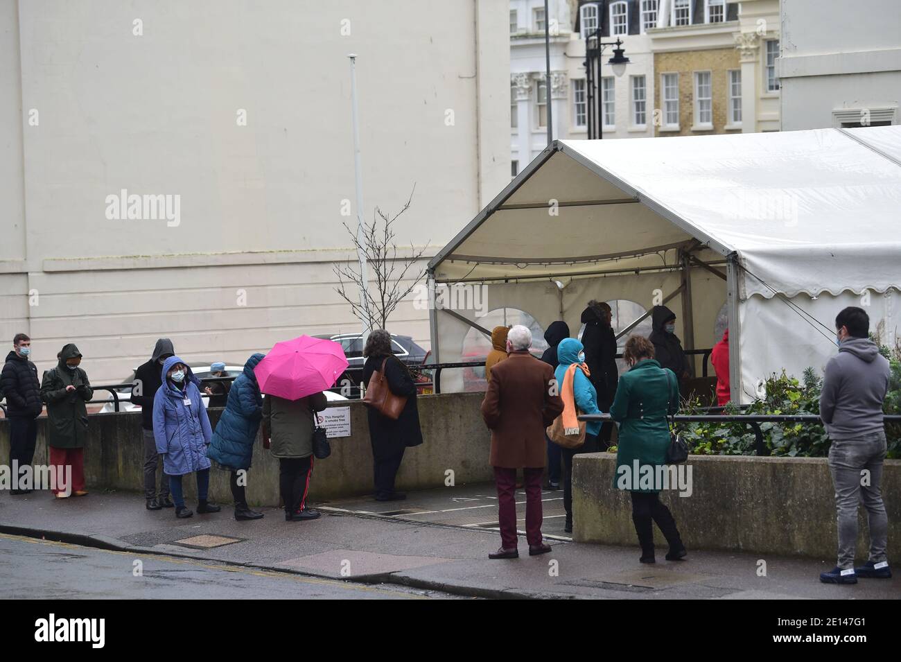 Brighton UK 4 gennaio 2021 - personale NHS e lavoratori essenziali in coda per ricevere i loro Pfizer e BioNTech COVID-19 vaccinazioni presso Brighton & Sussex University Hospitals NHS Trust in Abbey Road Brighton . : Credit Simon Dack / Alamy Live News Foto Stock
