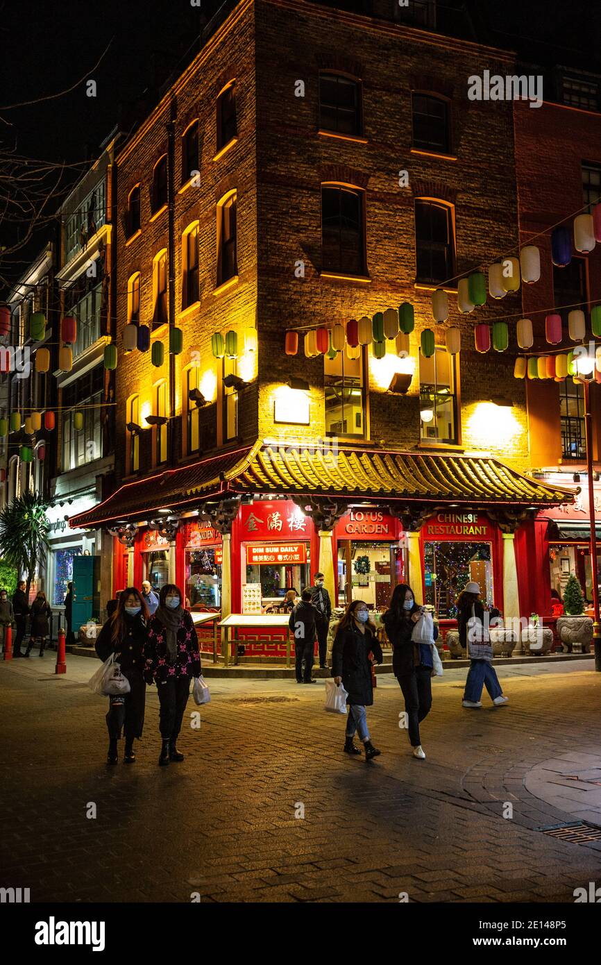 Angolo di Gerrard Street a China Town, quartiere del West End di Londra, centro di Londra, Inghilterra, Regno Unito Foto Stock