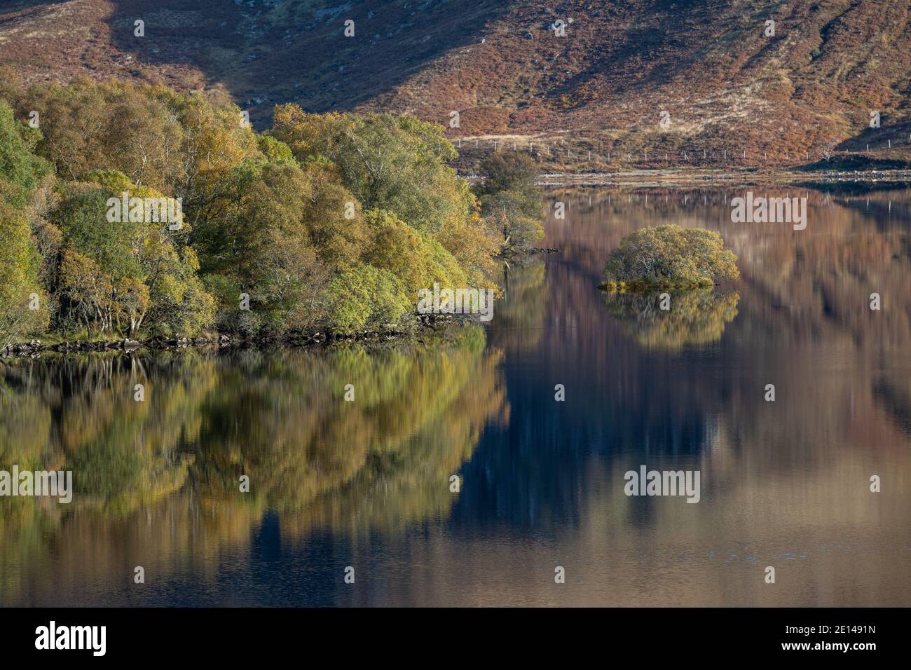 Cam Loch riflette in un giorno fermo, Elphin, Ullapool, Scozia Foto Stock