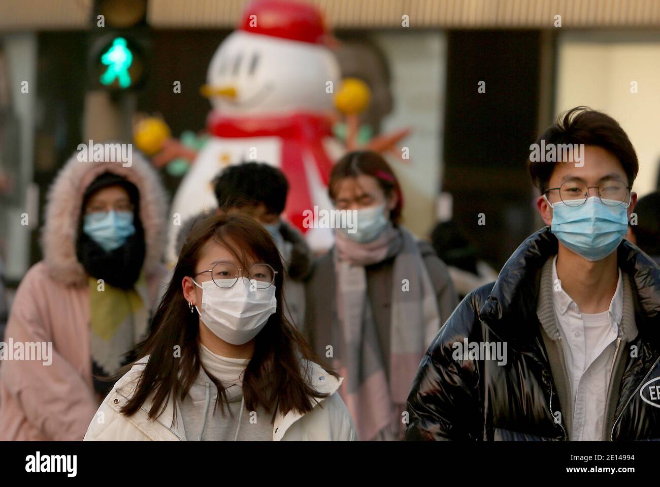 Pechino, Cina. 4 gennaio 2021. I cinesi indossano maschere mentre visitano un viale di negozi normalmente trafficato a Pechino lunedì 4 gennaio 2021. La capitale cinese ha registrato nuovi casi di Covid-19 nell'ultima settimana, che hanno spinto le autorità locali a dichiarare uno "stato di emergenza". Foto di Stephen Shaver/UPI Credit: UPI/Alamy Live News Foto Stock