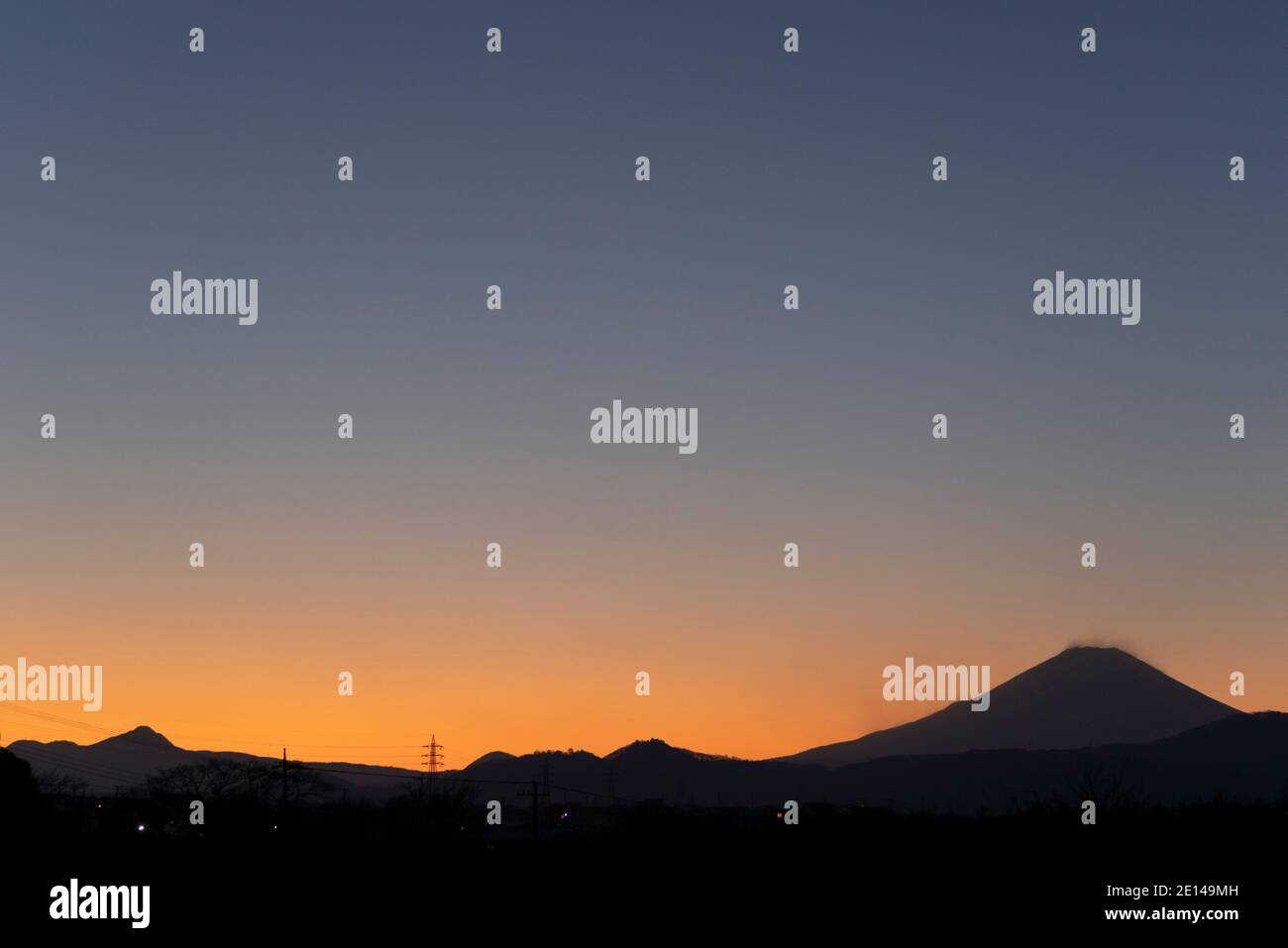 Silhouette del Monte Fuji al tramonto dalla città di Isehara, Prefettura di Kanagawa, Giappone Foto Stock