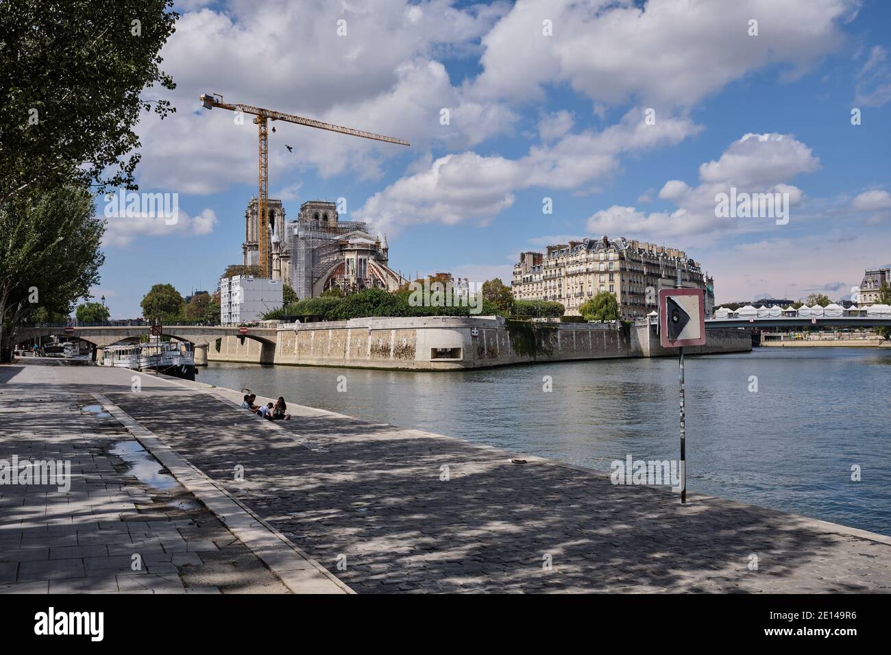 Parigi (Francia): Ricostruzione della Cattedrale di Notre-Dame nel 4 ° arrondissement (distretto), il 17 agosto 2020. Gru sopra la cattedrale. Consolidat Foto Stock