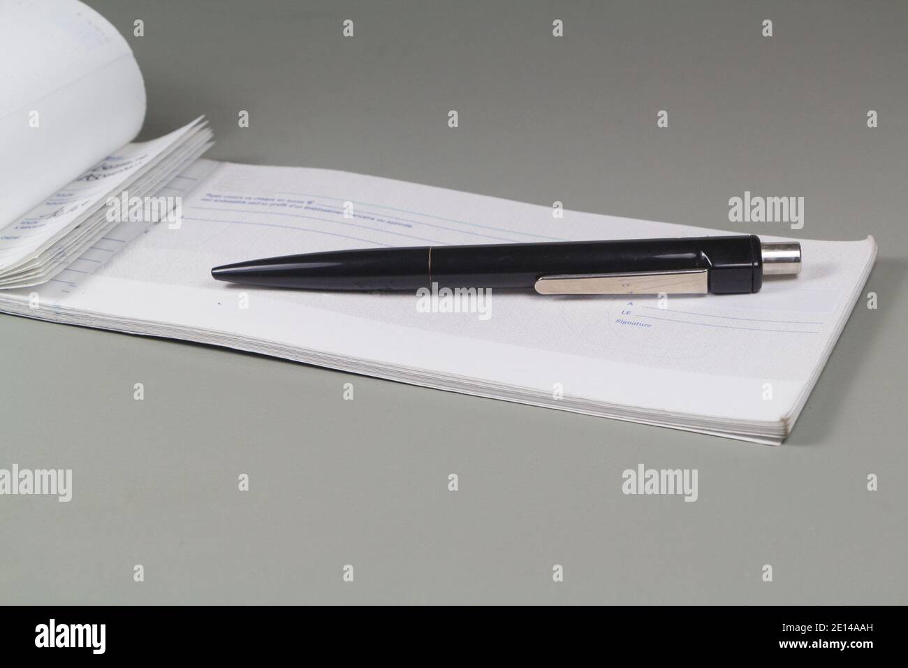 Checkbook francese e penna nera su una scrivania Foto stock - Alamy