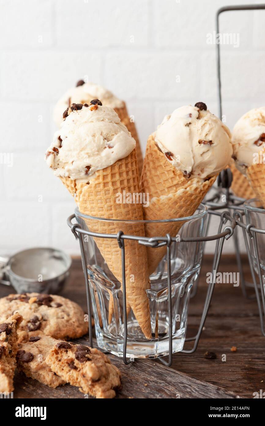 Biscotti e gelato alla crema Foto Stock
