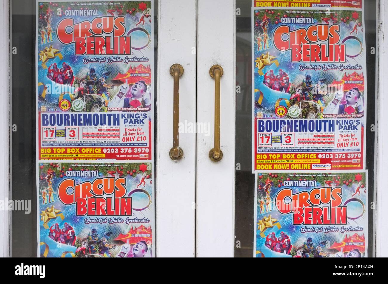 I poster del Circus in una vetrina chiusa durante il blocco del coronavirus 2020. Foto Stock