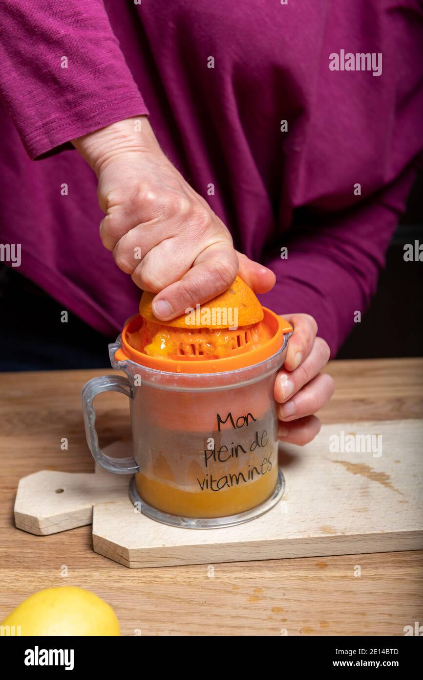 Preparare il succo di agrumi in cucina Foto Stock