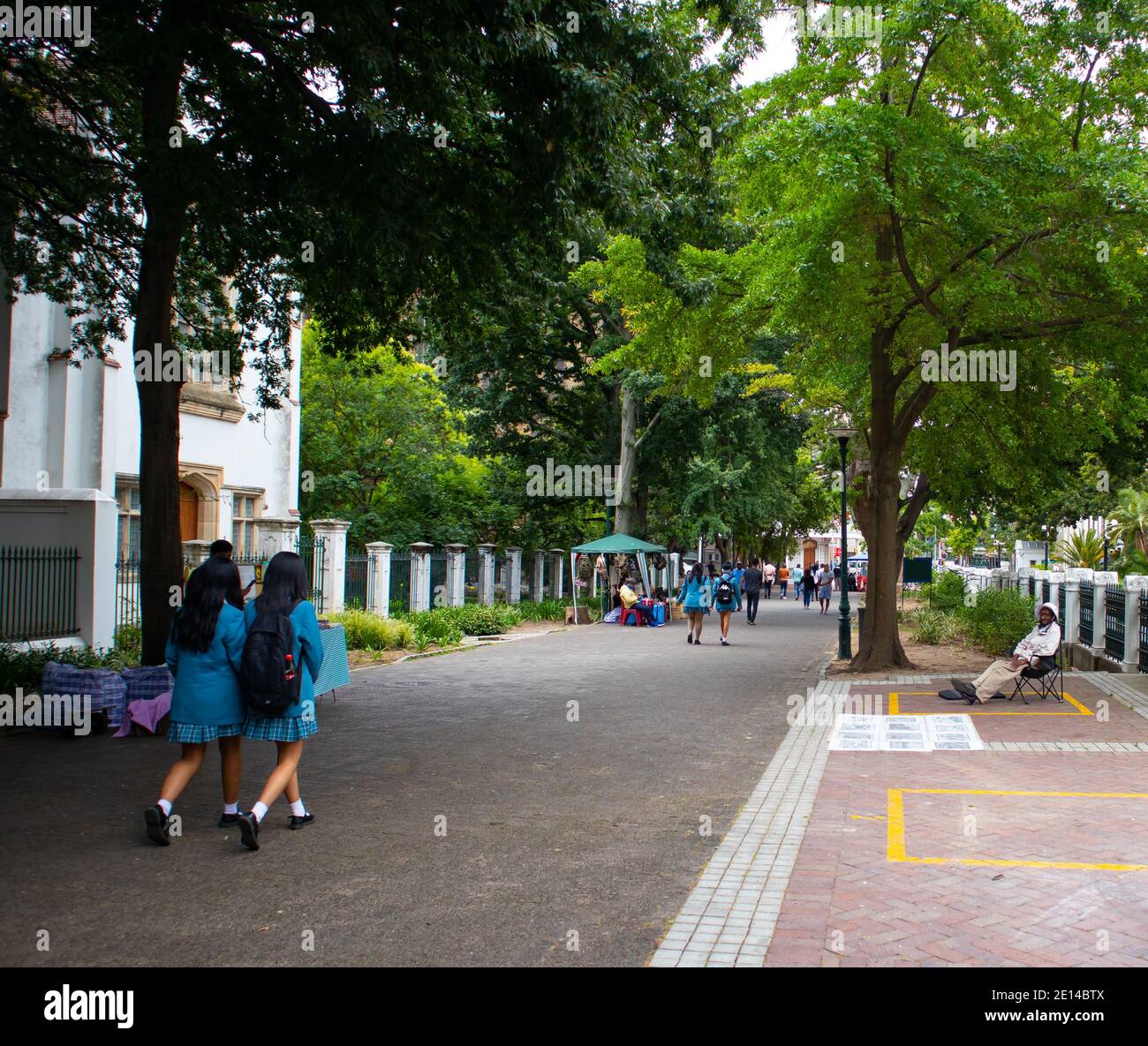 Giardini- Città del Capo, Sud Africa - 23/11/2020 giorno tranquillo e lento in movimento sul percorso dei Giardini. Studenti che vanno a casa dalla scuola, in uniforme blu. Foto Stock