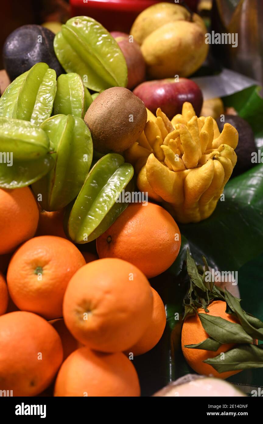 Bella frutta e verdura accumulata per la vendita al Mercato notturno a Jinghong Foto Stock