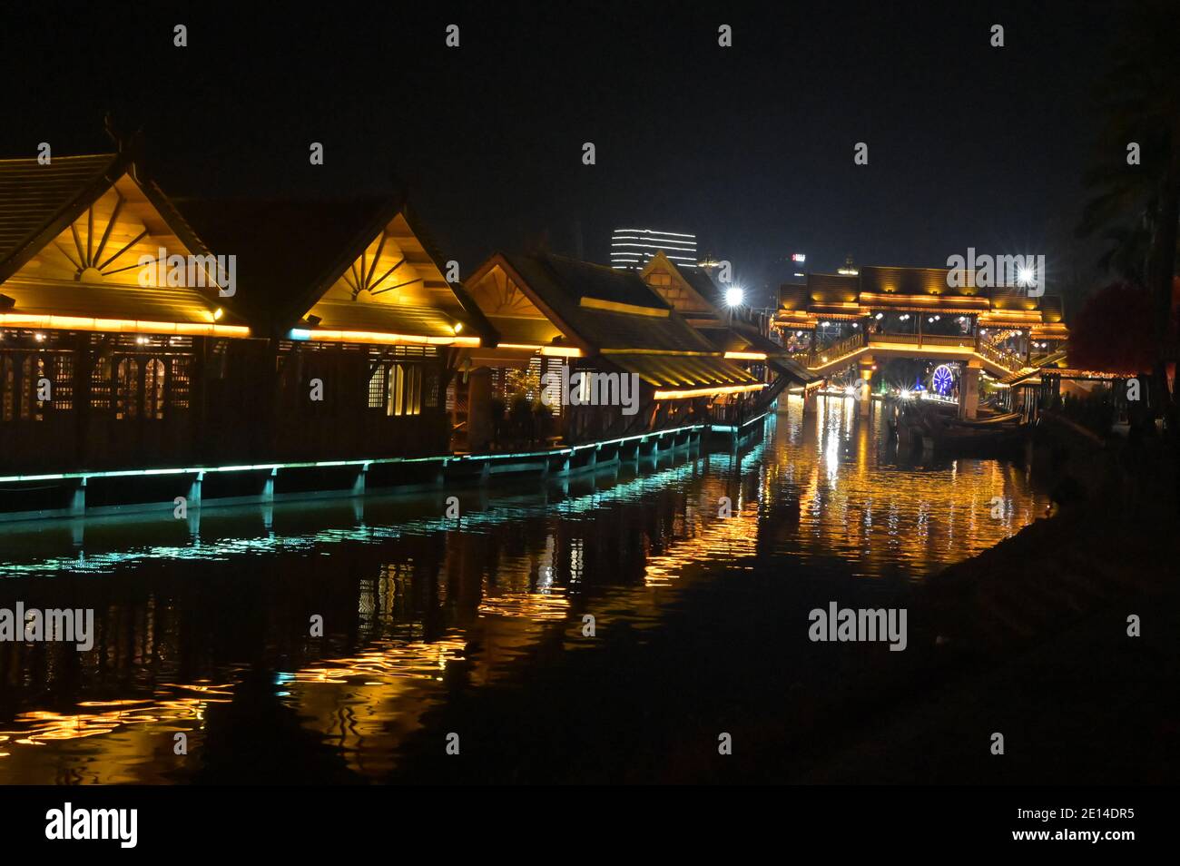 Lanterna sulla strada al mercato notturno di Gaozhuang a Jinghong, Xishuangbanna Foto Stock