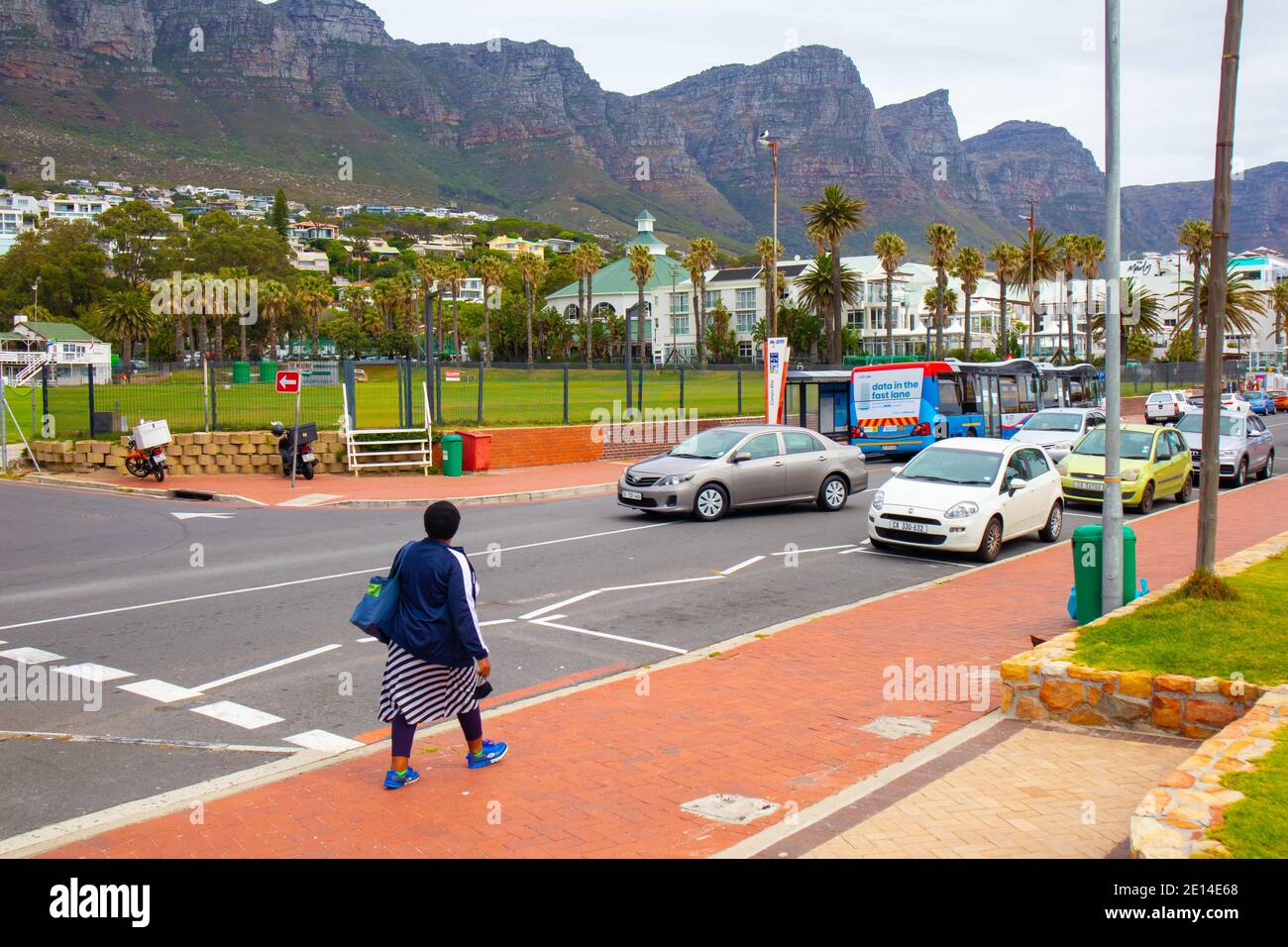 Camps Bay- Città del Capo, Sud Africa - 23/11/2020 Via di Camps Bay mentre la giornata si abbassa. Foto Stock