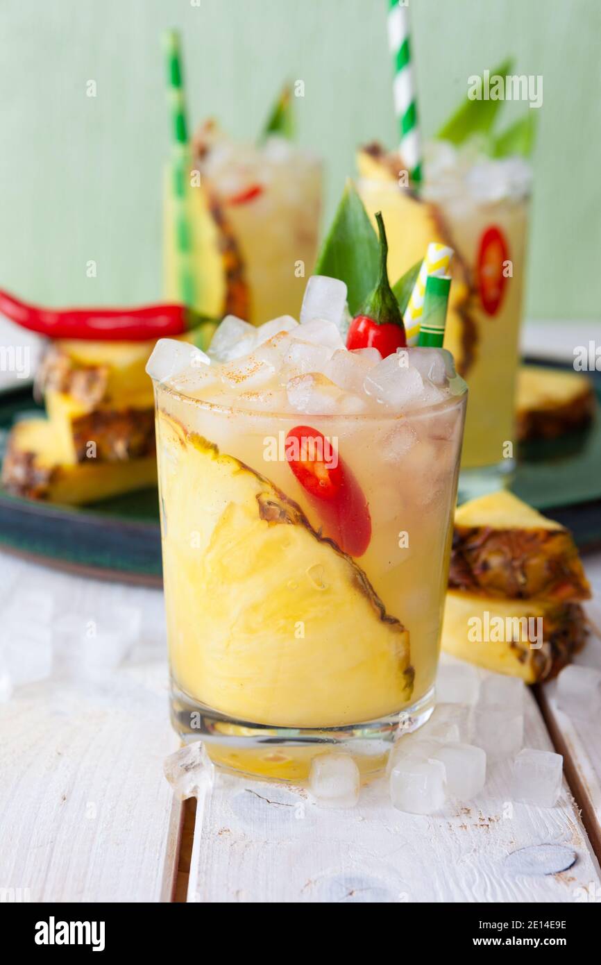 Cocktail colorati con ananas fresco Foto Stock
