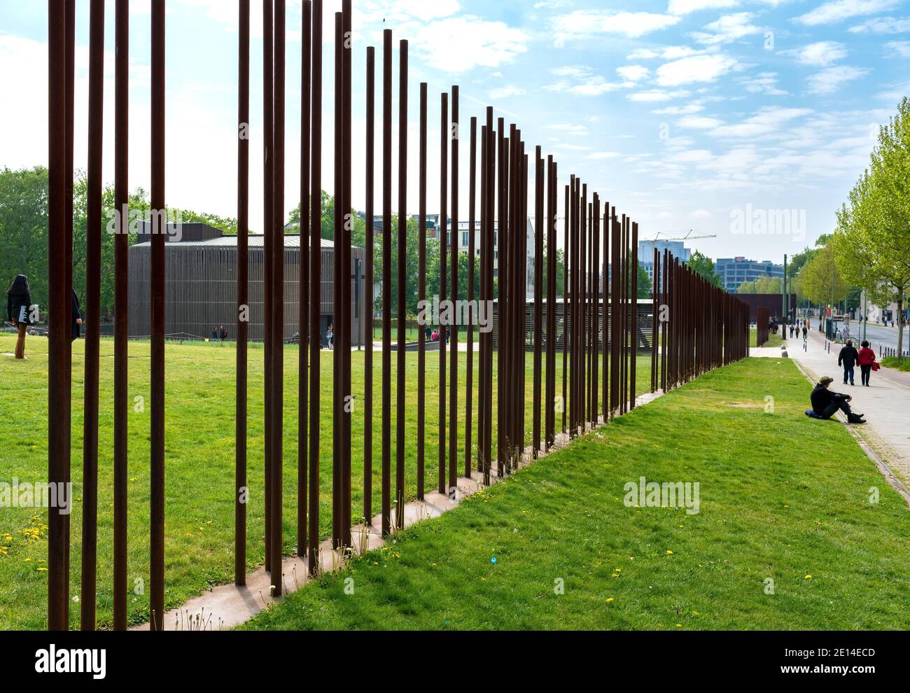 Gruppo turistico al percorso commemorativo del Muro a Berlino Bernauer Strasse Foto Stock