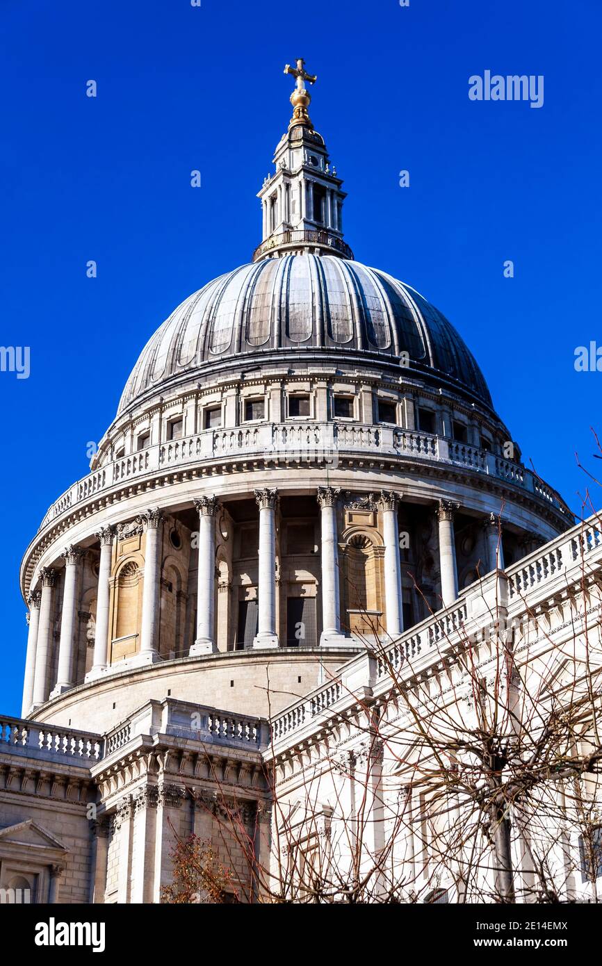 Cattedrale di St Paul a Londra Inghilterra costruita da Sir Christopher Wren, una popolare destinazione turistica punto di riferimento per i visitatori del patrimonio urbano Foto Stock