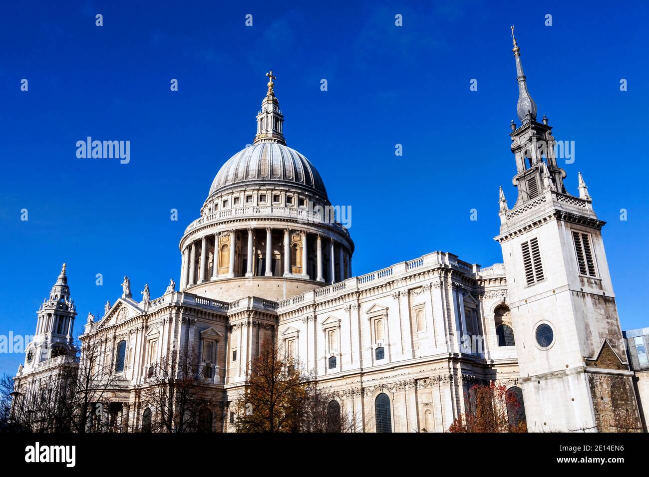 Cattedrale di St Paul a Londra Inghilterra costruita da Sir Christopher Wren, una popolare destinazione turistica punto di riferimento per i visitatori del patrimonio urbano Foto Stock