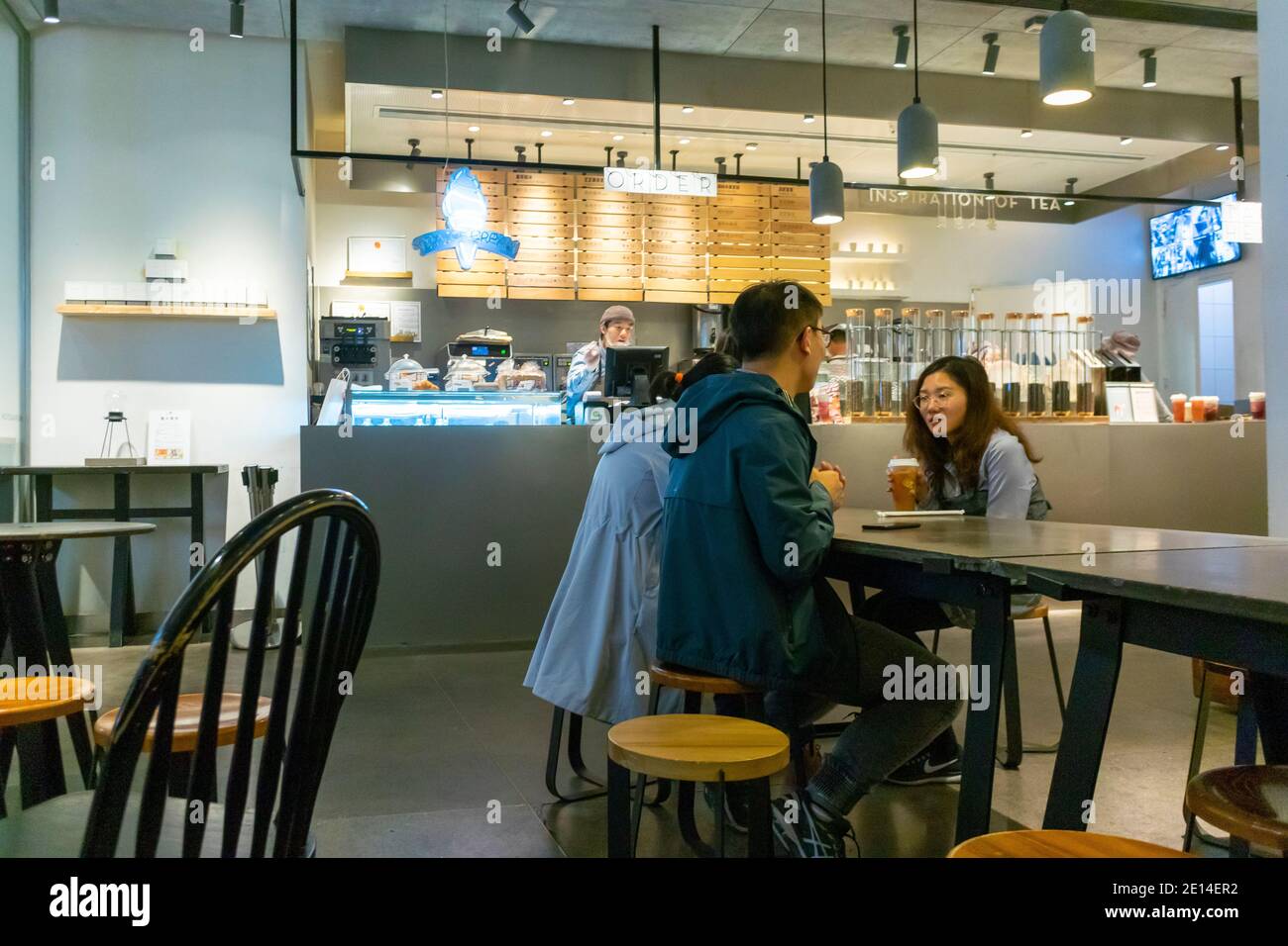 Shanghai, CINA, giovani adulti, persone all'interno del Coffee Shop per adolescenti cinesi, HKRI Taikoo Hui, chiacchierare al Tables, DESIGN D'INTERNI modernista, giovane donna cinese Foto Stock