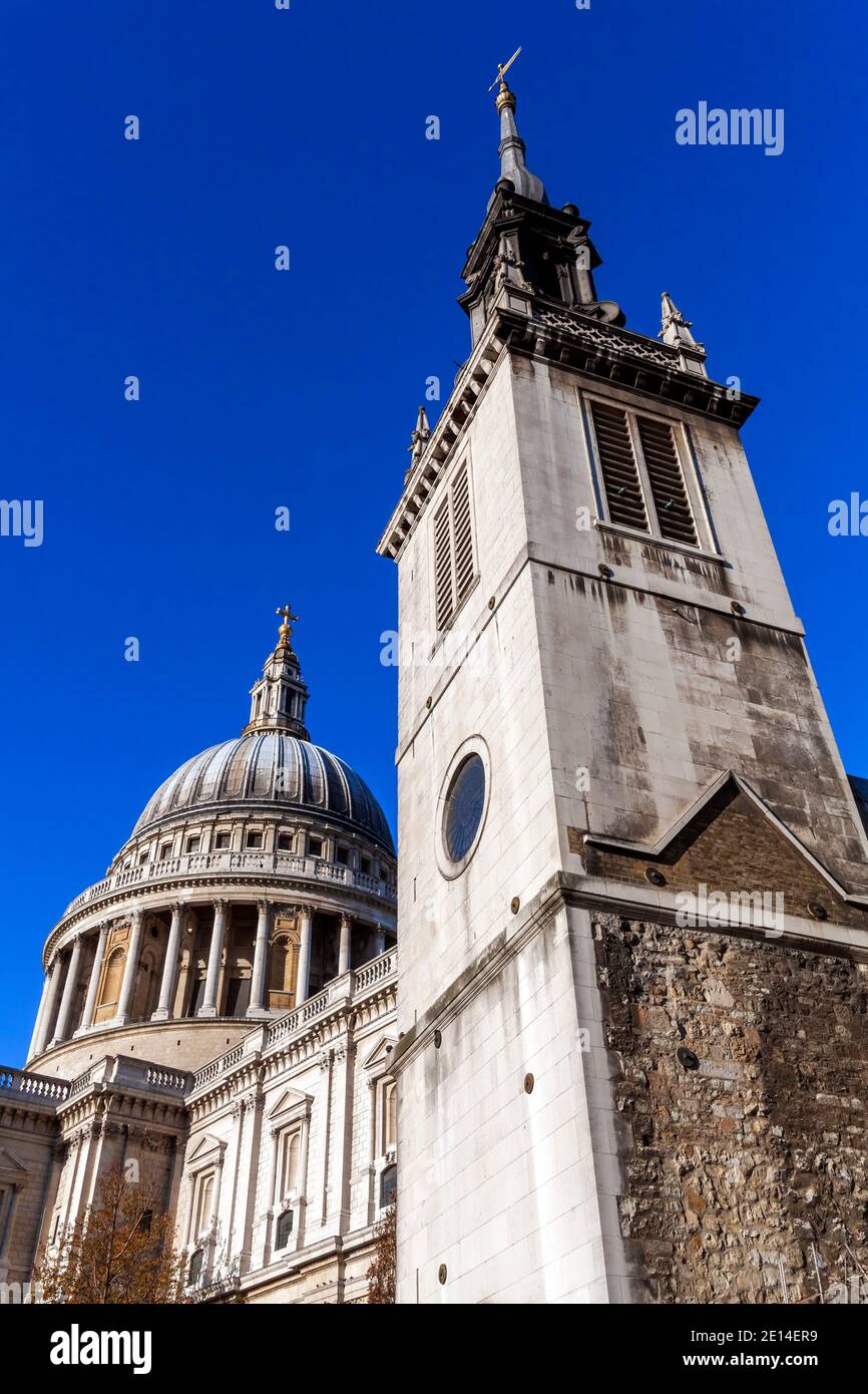 Sant'Agostino con la Chiesa di Santa fede accanto a San Paolo Cattedrale di Londra Inghilterra ricostruita nel 1680 da Sir Christopher Wren è un turista popolare Foto Stock