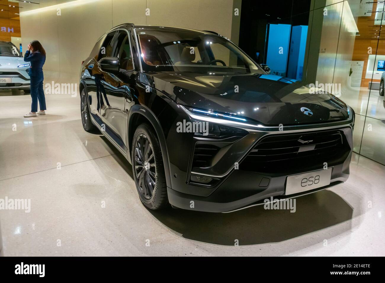 Shanghai, Cina, Electric, Self Drive Chinese Car (ES8) Company Showroom in Luxury Shopping E.V. 'NIO House' Corp Esposizione del punto vendita, auto costose, consumatore Prestige, auto elettriche cinesi in vendita, capitalismo cinese, shopping di lusso in cina [WP] Foto Stock