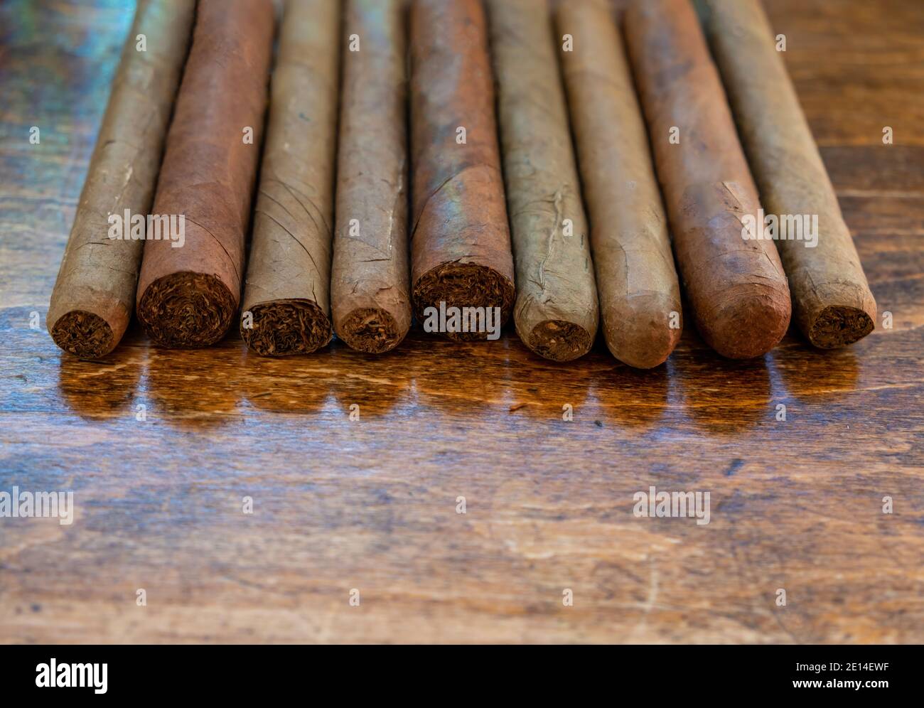 Sigari su un tavolo di legno, vista guardaroba. Assortimento di sigari fatti a mano di qualità cubana, fumo di tabacco stile di vita di lusso. Foto Stock