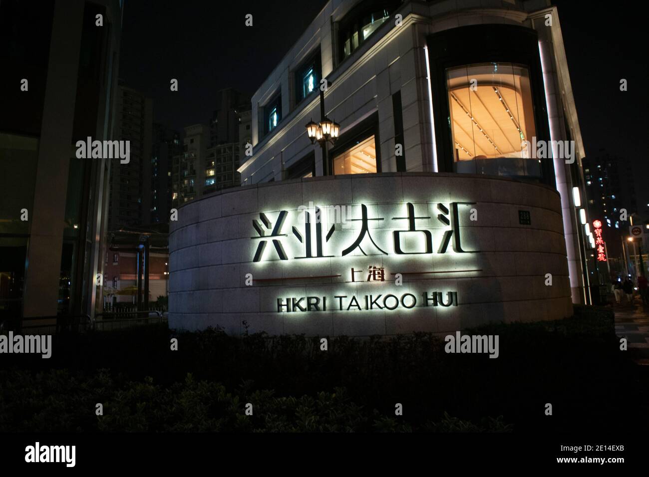 Shanghai, CINA, HKRI Taikoo Hui, Shopping Centre, cartello esterno di notte Foto Stock