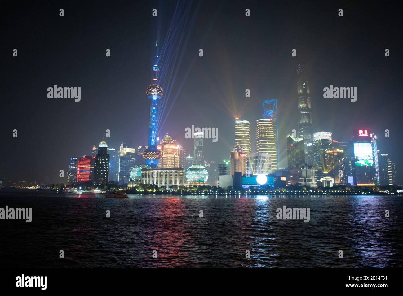 Shanghai, CINA, Scene notturne del Bund, paesaggi urbani sul fiume Huangpu, torri architettura moderna edifici per uffici Skyline, luci Foto Stock