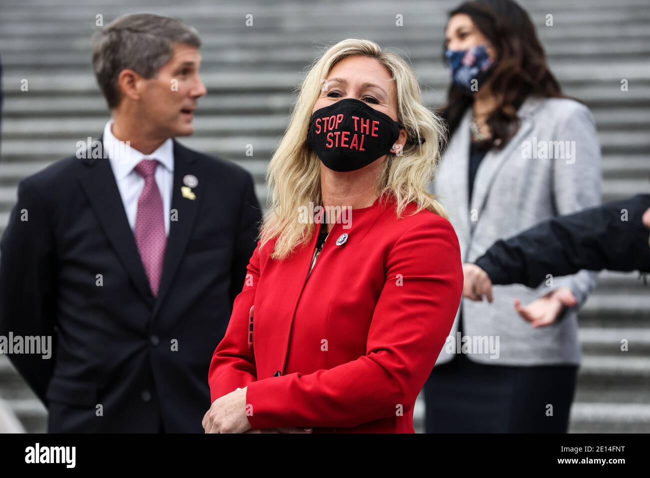 L'eletto rappresentante Marjorie Taylor Greene (R-GA), al centro, indossa una maschera ÒSTOP THE STEALÓ mentre si raccoglie fuori dalla House East Front Steps su Capitol Hill per una foto di gruppo con i membri della GOP di Freshman a Washington il 4 gennaio 2021. (Foto di Oliver Contreras/SIPA USA) Foto Stock