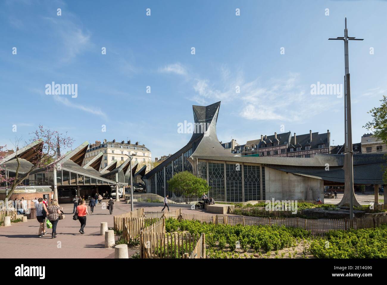 Rouen Normandia 4 maggio 2013 : la moderna chiesa di San Giovanna d'Arco è stata costruita nel 1979; le ampie curve sono simboliche di una barca a lunghe fronti e. Foto Stock