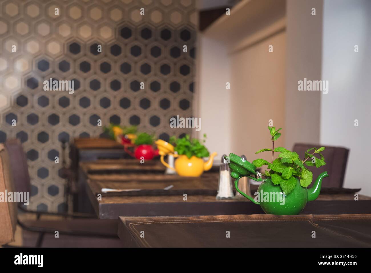 Tradizionale tè alla menta marocchino servito in un caffè a Marrakech, Marocco Foto Stock