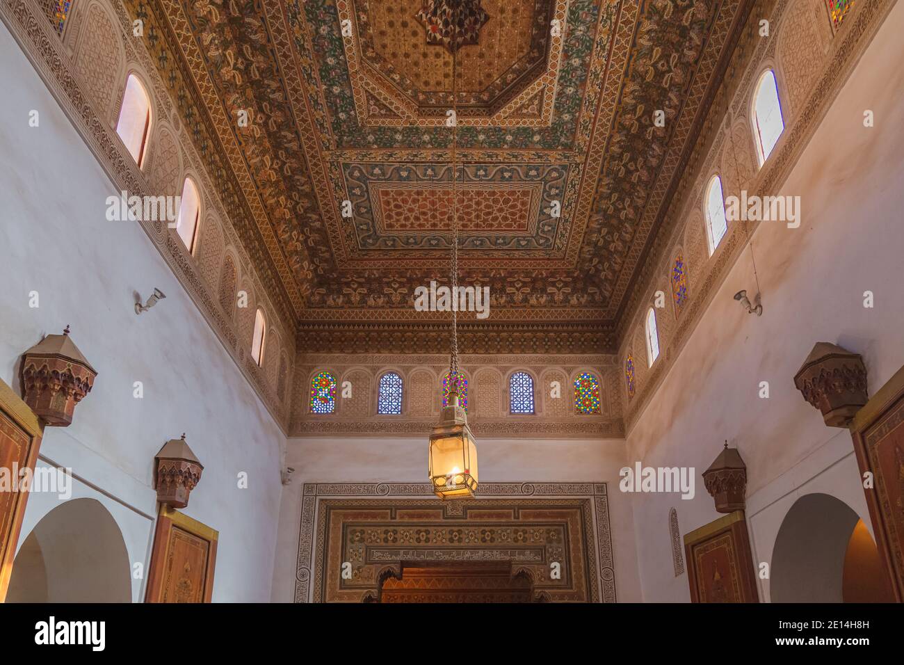 Soffitto dipinto di una sala nel Palazzo Bahia a Marrakech, Marocco. Foto Stock