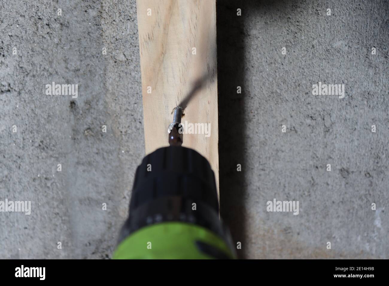 Lavorare a casa e mantenere la nostra casa il nostro uso di sé vari utensili elettrici Foto Stock