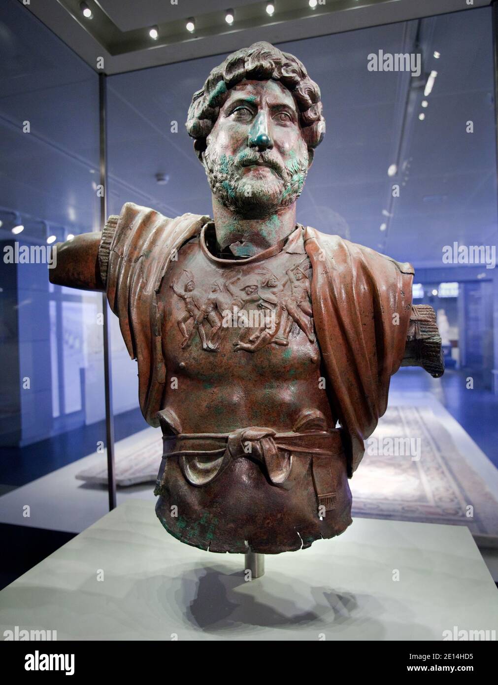 Bronzo storico e statua di piombo dell'imperatore romano Adriano (117-138 CE) nel Museo d'Israele, Gerusalemme. La statua è stata trovata al campo della Sesta R. Foto Stock