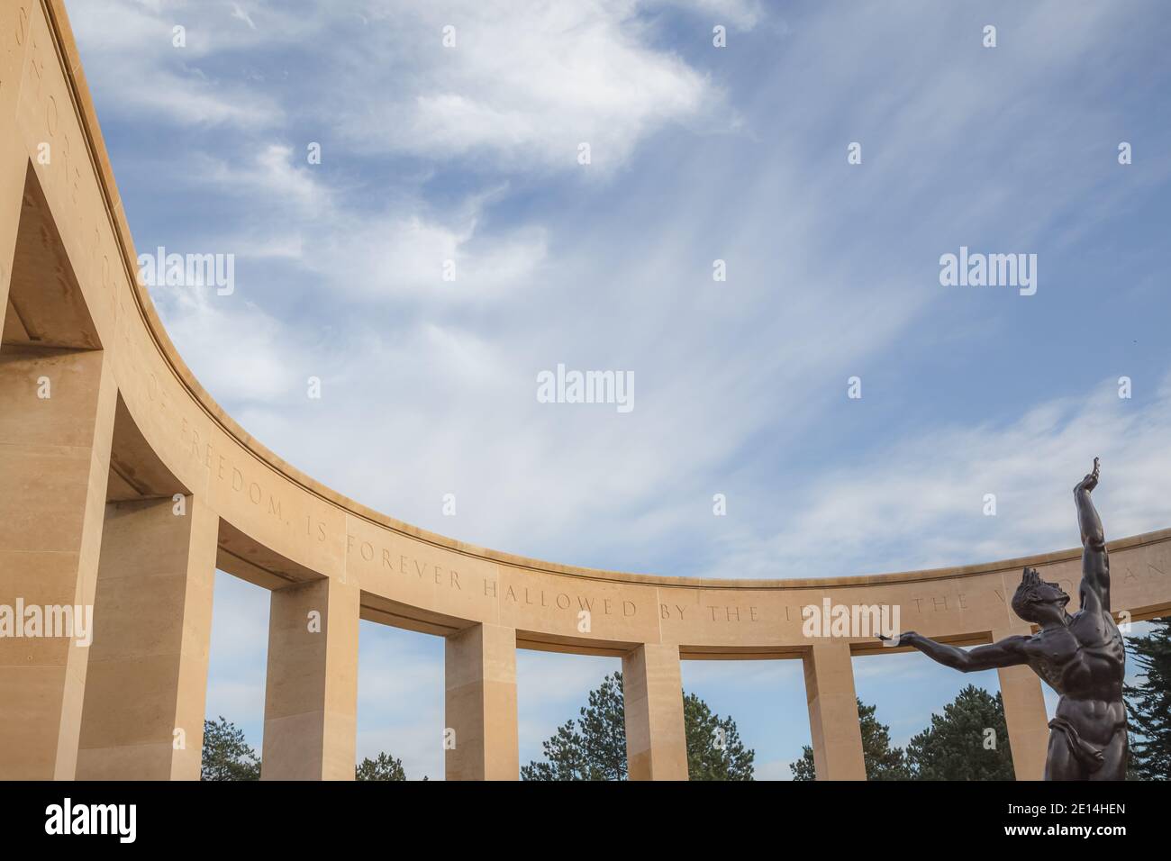 Il cimitero e memoriale americano della Normandia è un cimitero e monumento commemorativo della seconda guerra mondiale a Colleville-sur-Mer, Normandia, Francia, che onora il troo americano Foto Stock