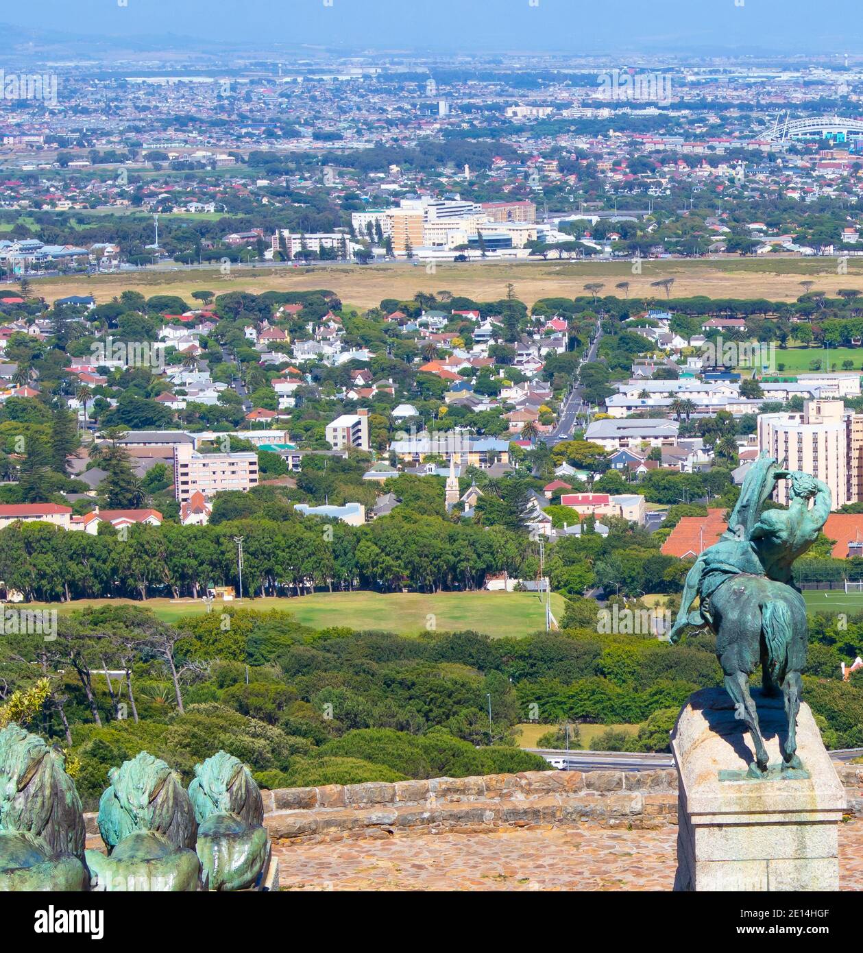 Rhodes Memorial - Città del Capo, Sud Africa - 16/12/2020 splendida vista di Città del Capo dal Rhodes Memorial. Statua di un uomo che cavalcano un cavallo in primo piano. Foto Stock