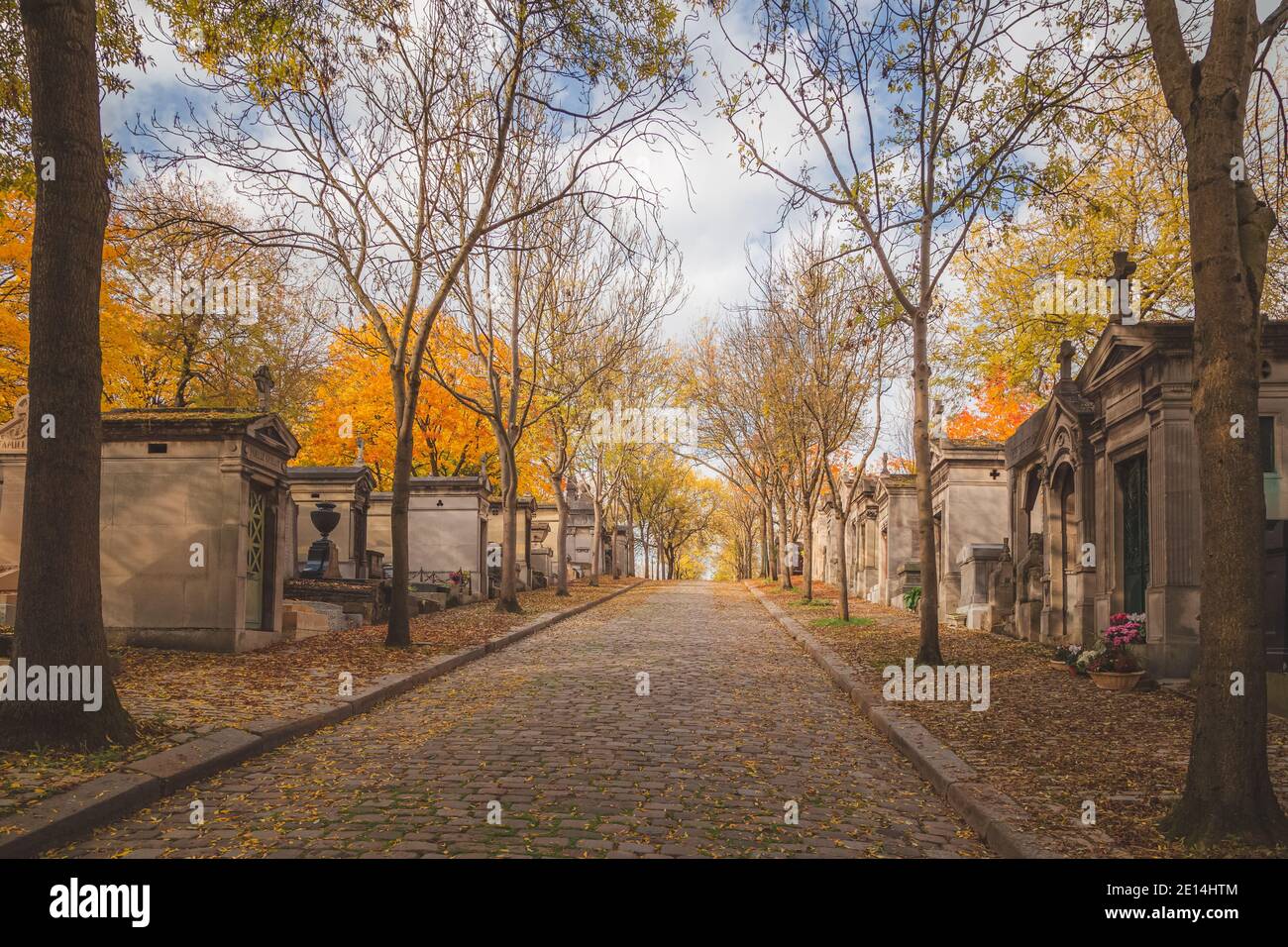 Un delizioso pomeriggio d'autunno al cimitero di Pere Lachaise, la necropoli più visitata del mondo situata a Parigi, Francia. Foto Stock