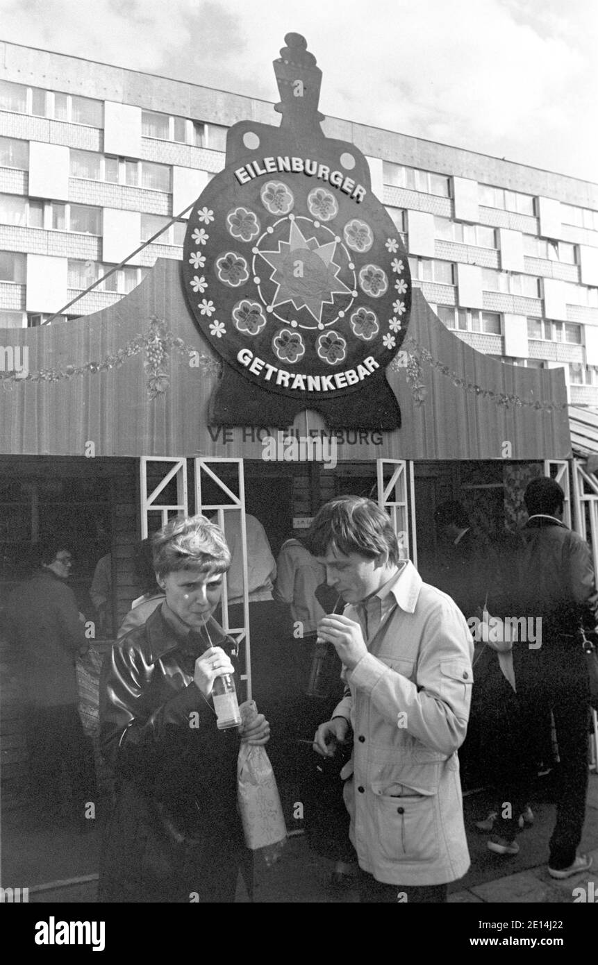 30 novembre 1988, Sassonia, Lipsia: Il Volkseigene Handelsorganization (ho) Eilenburg è rappresentato con stand di vendita - come qui il bar Eilenburger - nell'ottobre 1981 ai giorni di mercato di Lipsia. La data esatta della foto non è nota. Foto: Volkmar Heinz/dpa-Zentralbild/ZB Foto Stock