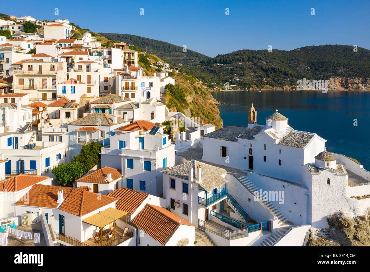 Vista aerea costiera degli edifici bianchi della città di Skopelos, che mostra la Chiesa della Vergine Maria, Skopelos, Isole Sporadi del Nord, Grecia Foto Stock