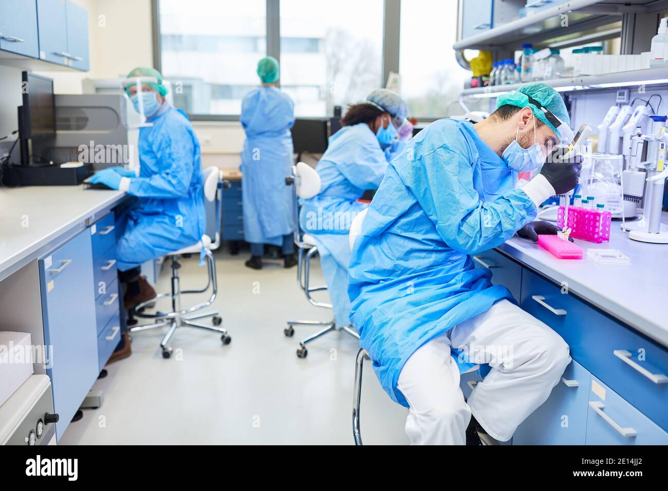 I medici in laboratorio analizzano i test di Covid-19 in un coronavirus pandemia Foto Stock