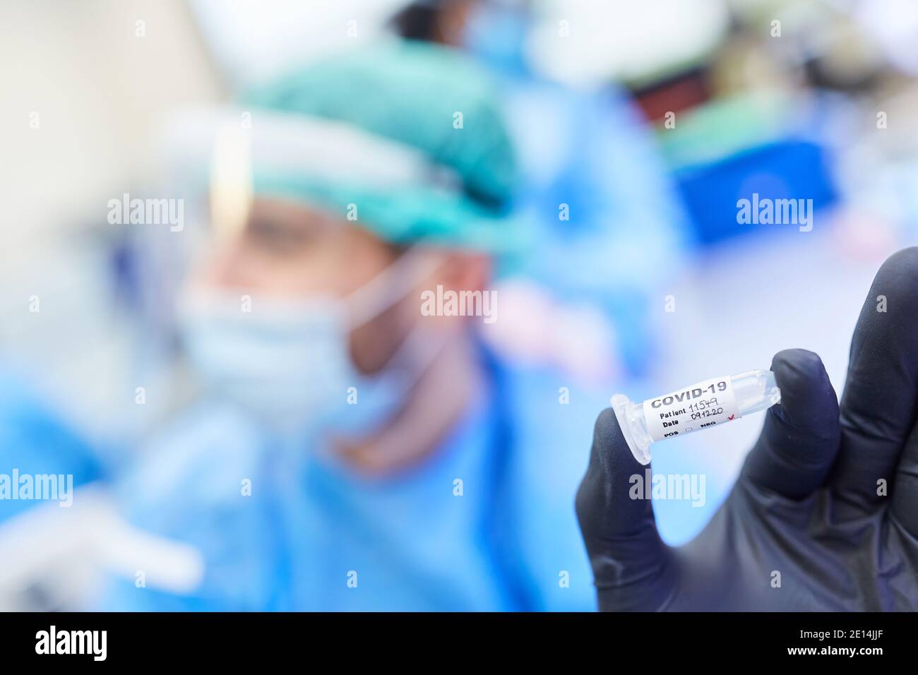 I medici in laboratorio mostrano un test negativo di Covid-19 nel coronavirus pandemia Foto Stock