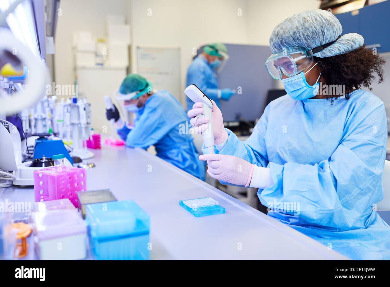 I medici stanno lavorando ai test rapidi Covid-19 in laboratorio per una pandemia di coronavirus Foto Stock